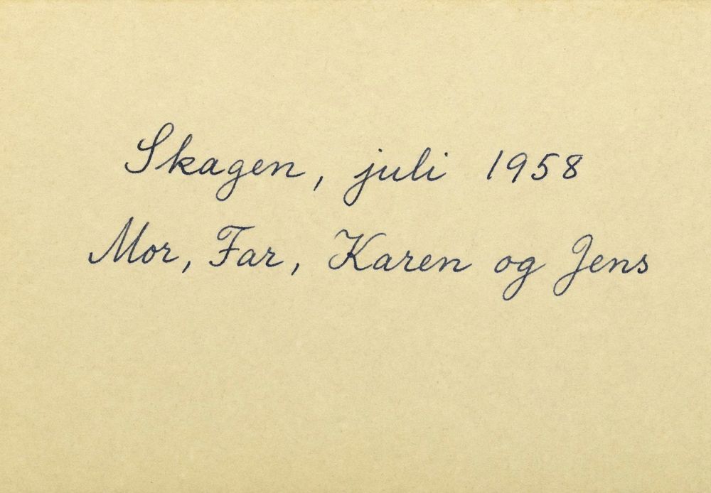The back, handwritten in Danish: Skagen, juli 1958. Mor, Far, Karen og Jens.